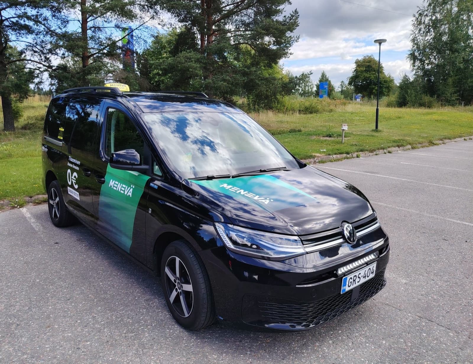 Musta esteetön Volkswagen Caddy Maxi -taksi
