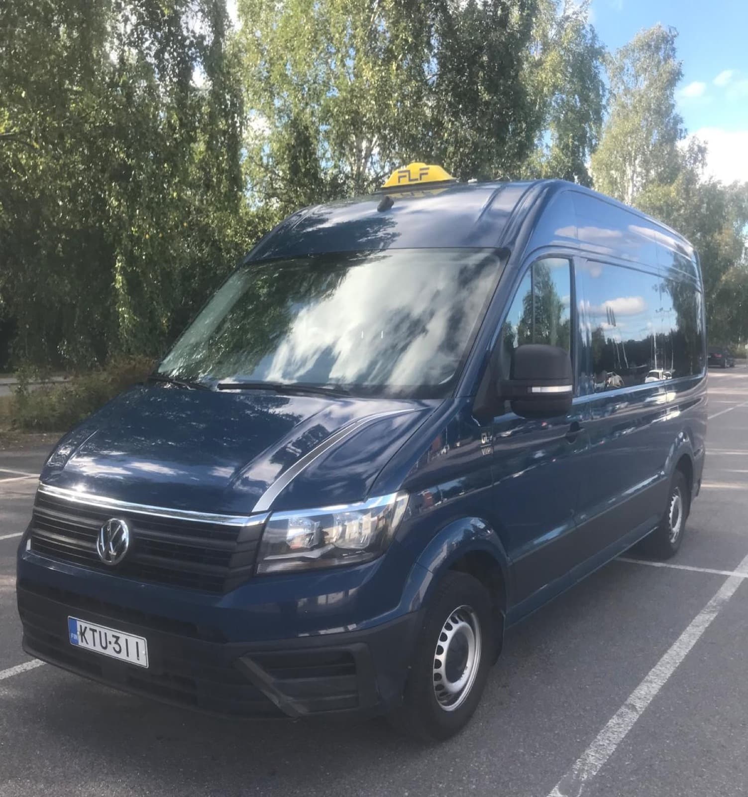 Tummansininen esteetön Volkswagen Crafter VIP -tilataksi