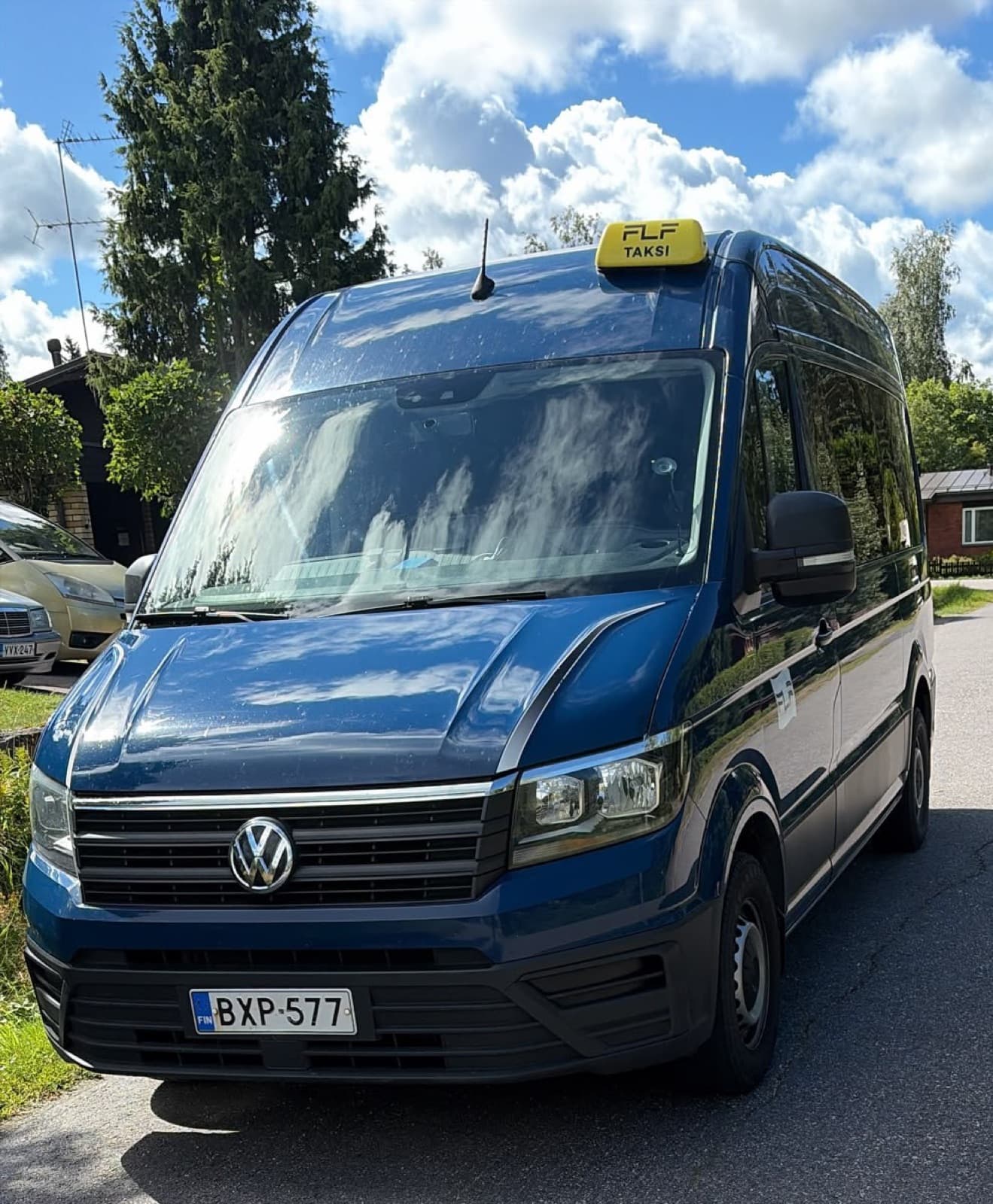 Sininen esteetön Volkswagen Crafter -tilataksi FLF Taksi -kilvellä